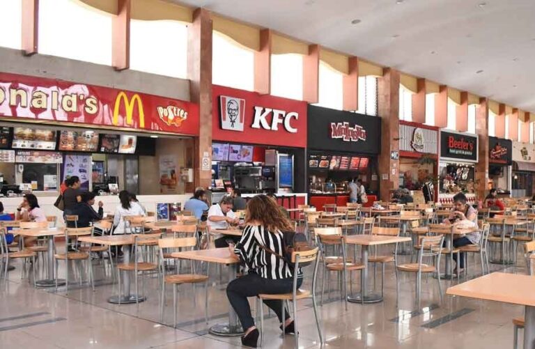 ¿No te has vacunado contra el Covid-19? Podrían negarte la entrada a lugares públicos en Puebla