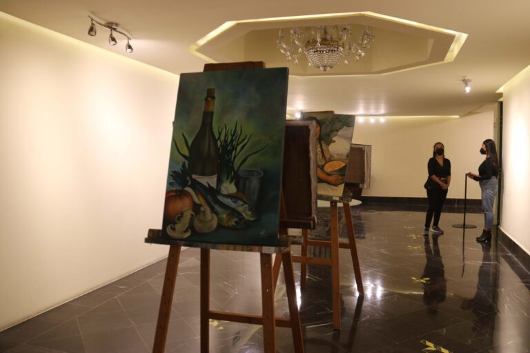 Exponen pinturas jóvenes artistas