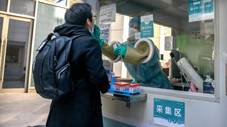 China elimina el Covid-19; en E.E.U.U. y Europa se disparan los contagios y decesos