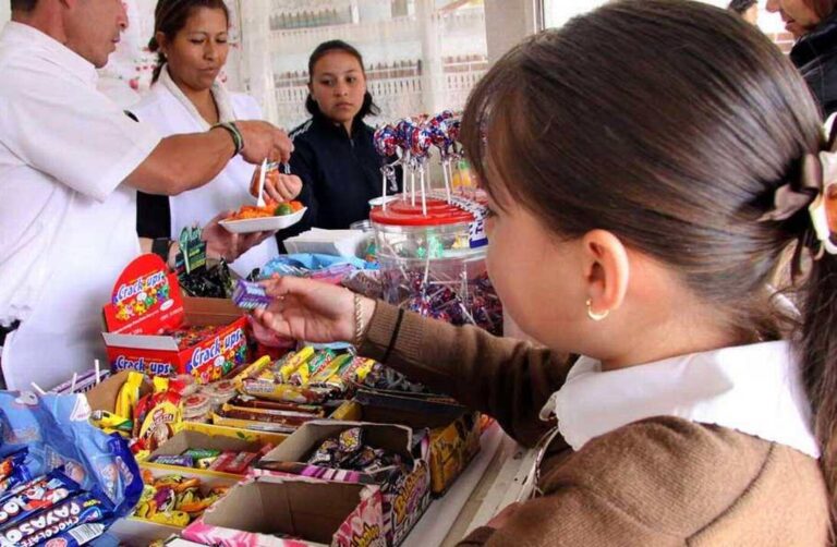 Avanza prohibición de venta de bebidas azucaradas en escuelas