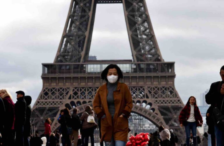 Francia supera los 100 mil contagios diarios de Covid-19