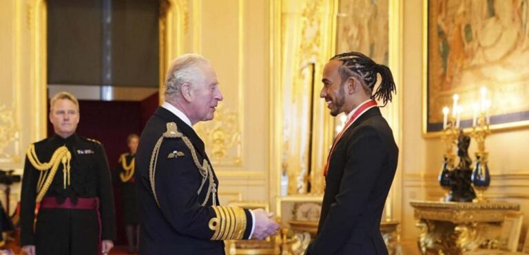 El príncipe Carlos inviste caballero a Lewis Hamilton