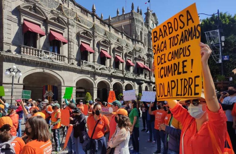«Barbosa, da la cara», claman en marcha por la UDLAP libre