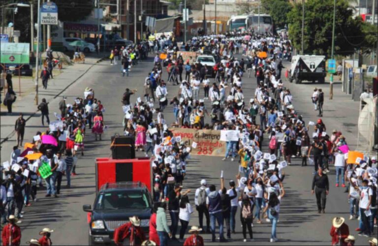 Marchan 2 mil estudiantes en Amozoc