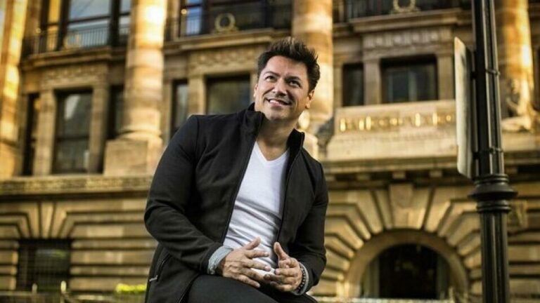 El romanticismo de Gustavo Lara regresa a Puebla con íntimo acústico