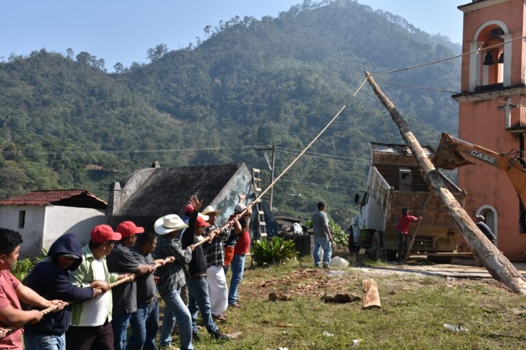 Con ritual ancestral, pobladores de Pezmata colocan palo de voladores 