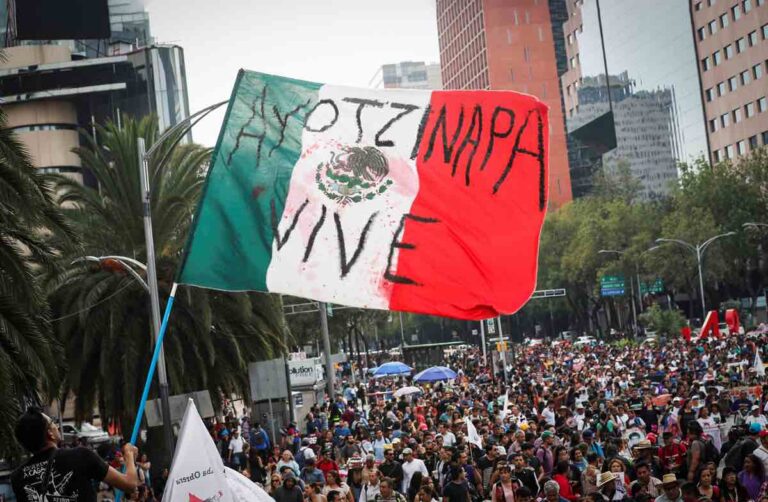 Protestan por estancamiento de investigación de caso Ayotzinapa