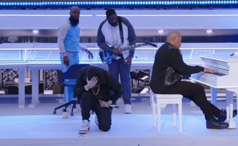 Desafía Eminem a la NFL contra el racismo afroamericano durante el ‘halftime show’ del Super Bowl