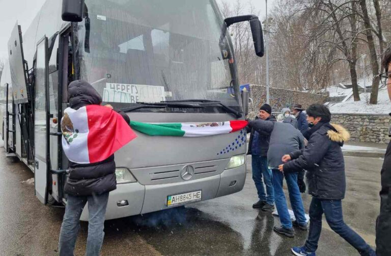 Poblanos lograron salir de zona de guerra en Ucrania