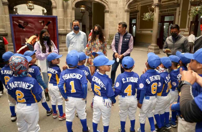 Palacio municipal recibe a promesas deportivas de Puebla