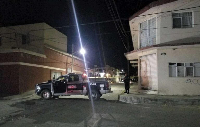 Pobladores de Zacatelco matan a golpes a policía