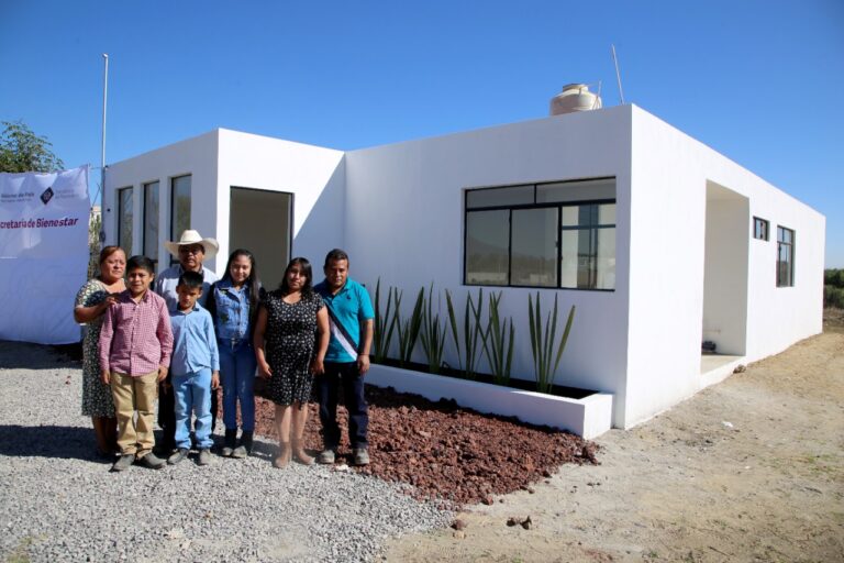 ¡Al fin! Familia afectada por socavón recibe casa nueva