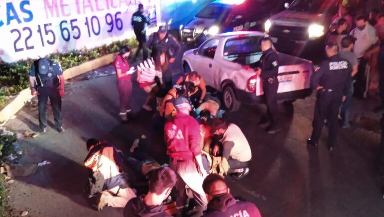 Balean a dos jóvenes por impedirle el paso a un vehículo