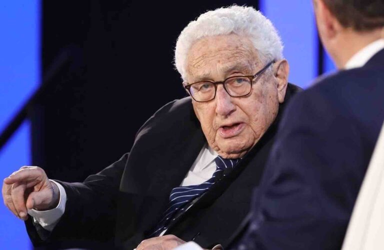 Urge parar la guerra en Ucrania: Kissinger