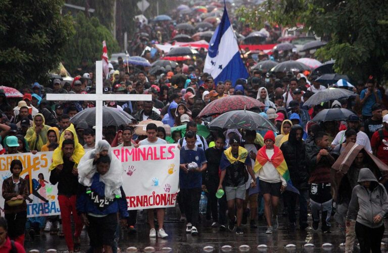 Caravana migrante amenaza con salir de Chiapas a EE.UU.