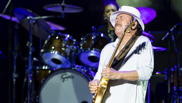 El guitarrista Carlos Santana se desmaya en pleno concierto en EE.UU.