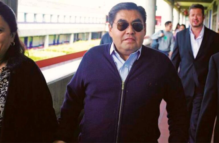 Deuda millonaria, Casas “fantasmas” y autos de lujo: así es la vida de Miguel Barbosa