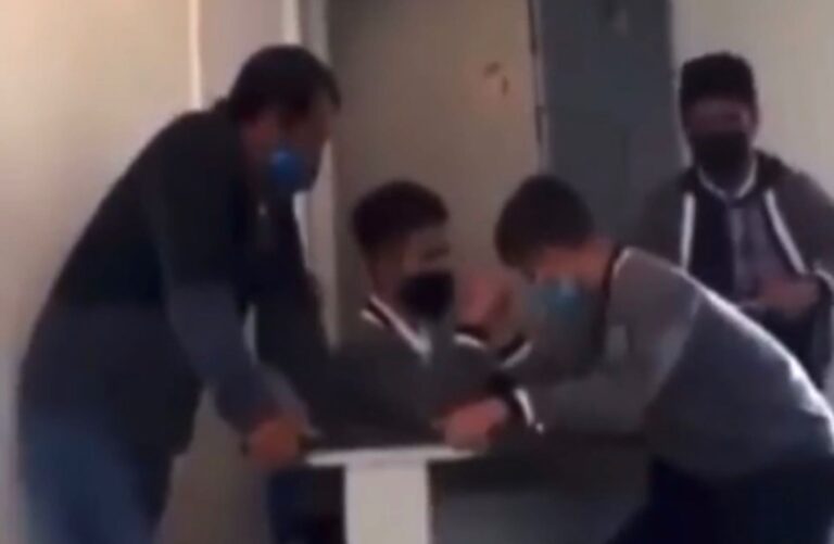 Profe del Centro Escolar Morelos es réferi en pelea de alumnos; uno tiene el brazo roto
