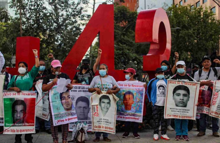 Ayotzinapa: AMLO protege al general Cienfuegos
