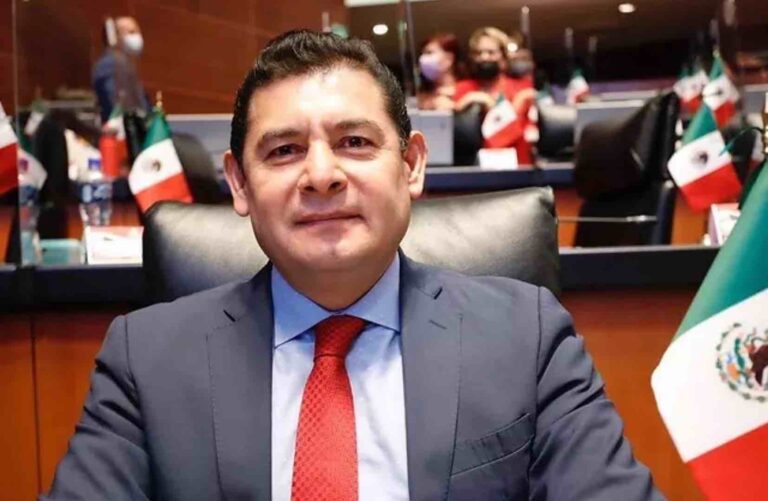 ¿Barbería? Durante marcha, Armenta busca aprobación del gobernador