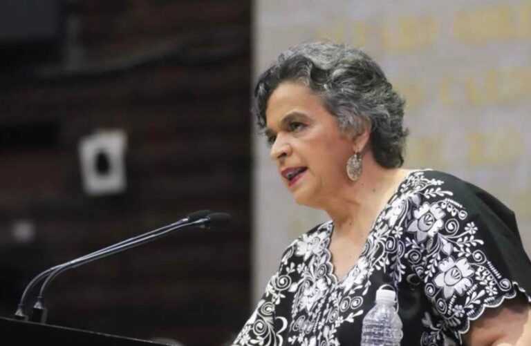 Beatriz Paredes levanta la mano para la presidencia por el PRI