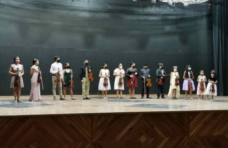 Brindan niños recital de violín en Teco