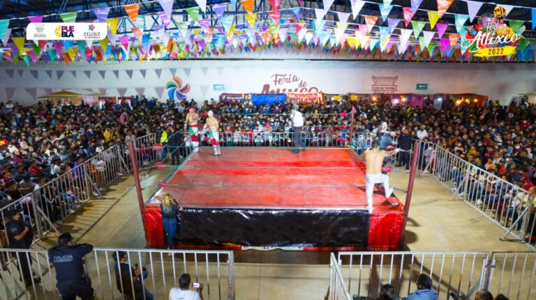 Abarrotan atlixquenses recinto de la lucha libre AAA