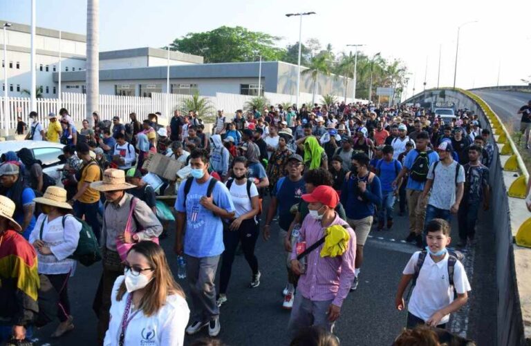 Flujo de migrantes que cruzó la frontera entre México y EE.UU. marca récord histórico