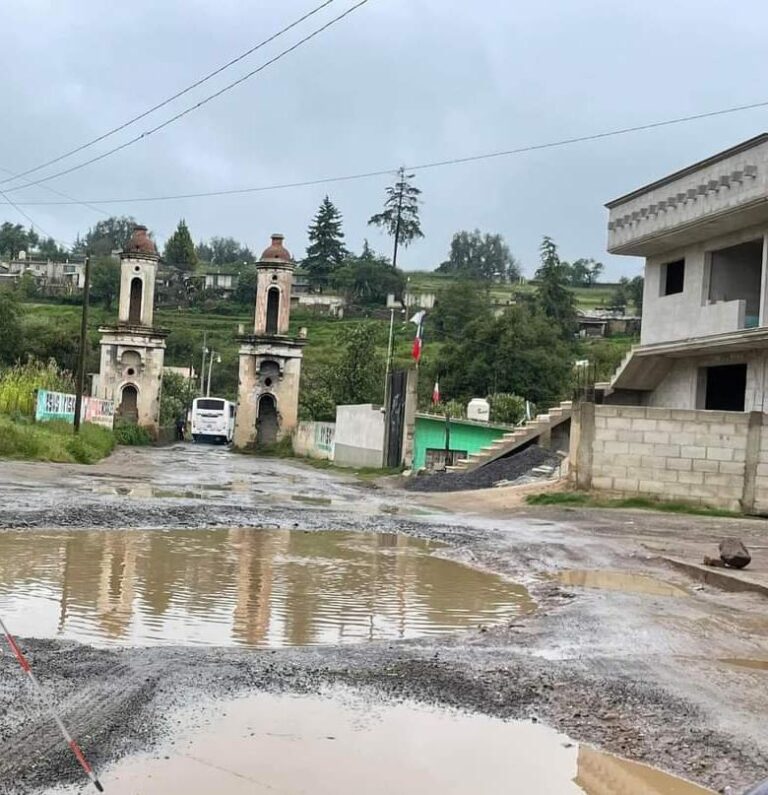 Vecinos de Tlalancaleca se organizan y rehabilitan carretera