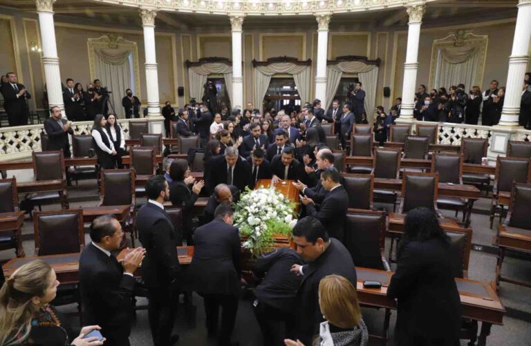 Dan en el Congreso del Estado último adiós a Miguel Barbosa