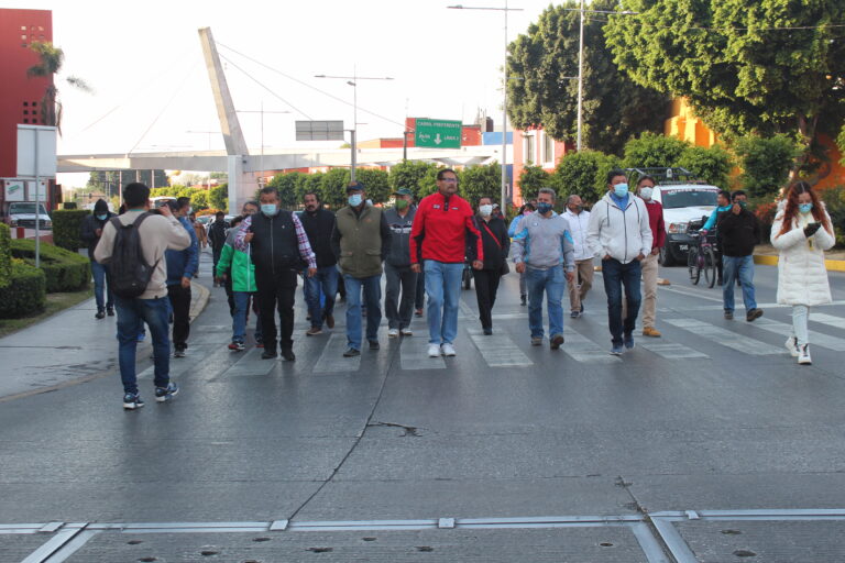 Automovilistas se manifiestan contra la verificación vehicular en Puebla