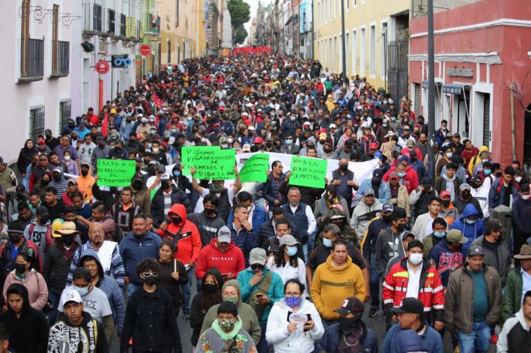 Más de 5 mil marchan y piden verificación gratuita