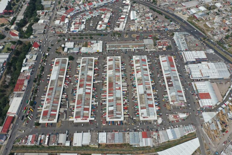Demolerán 26 locales irregulares en la Central de Abastos