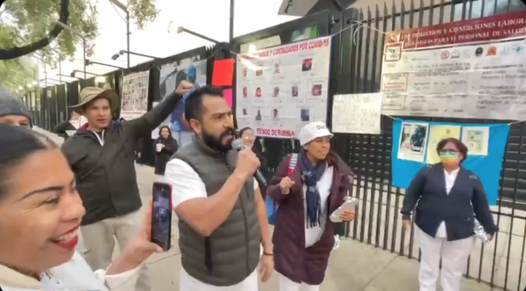 Médicos y enfermeras bloquean Paseo de la Reforma