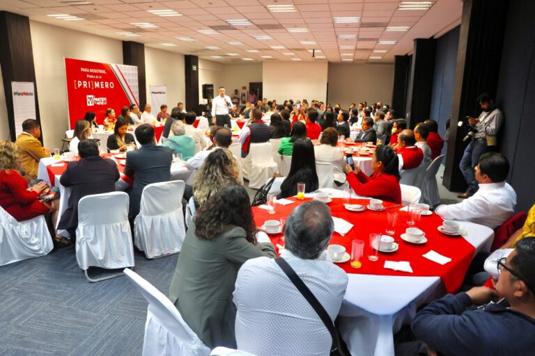 Murat se promueve como presidenciable ante políticos priistas de Puebla