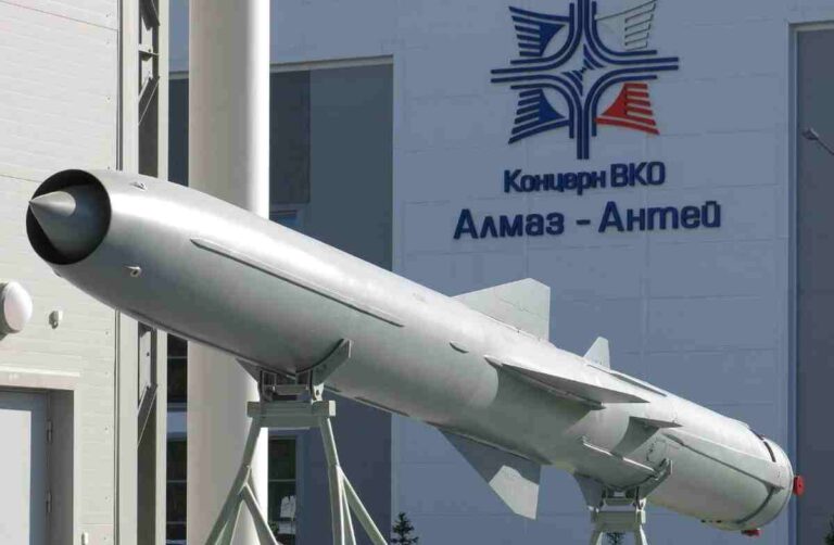 Misil hipersónico ruso destruye en Ucrania búnker de la OTAN a 80 metros bajo tierra