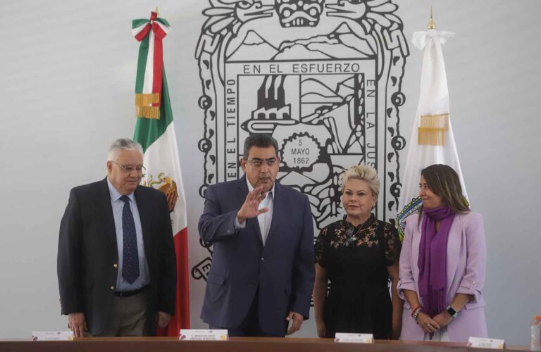 Gobernador defiende gabinete, pese a críticas del hijo de Barbosa
