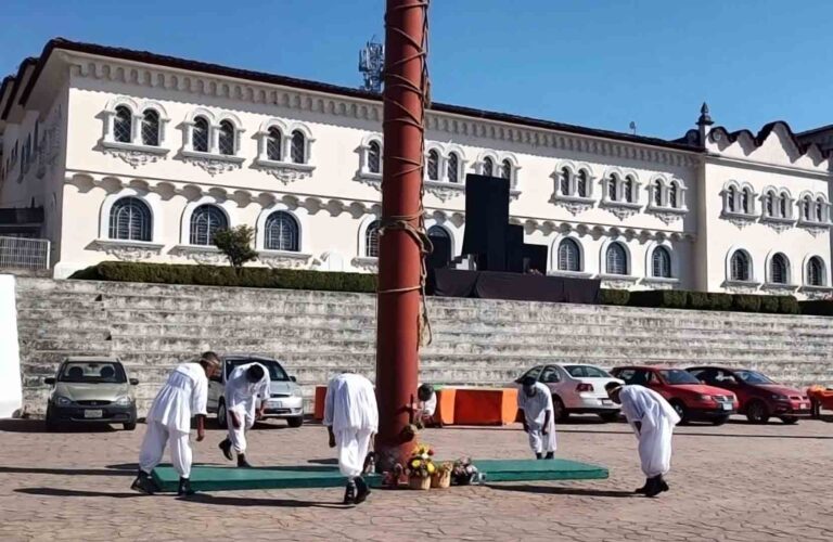 Con danzas y rituales, despiden a voladora que cayó en Huauchinango
