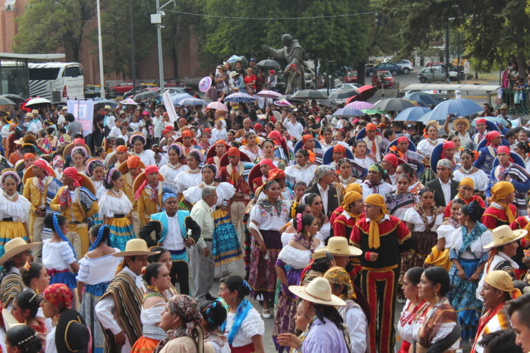 Con desfile cultural celebran los 492 años de Puebla