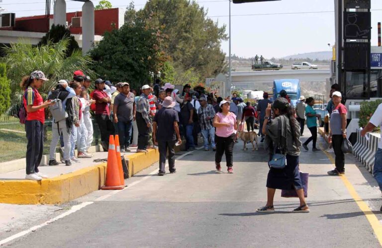 Sin agua ni medicinas, cierran tres carreteras