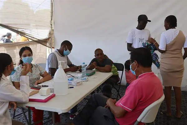 Migrantes, abatidos por ola de calor y desatención gubernamental