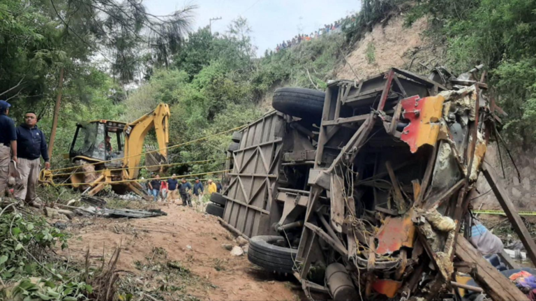 Cae autobús a un barranco en Oaxaca