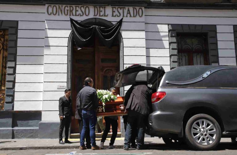 Realizan homenaje póstumo a Aurora Sierra en Congreso de Puebla