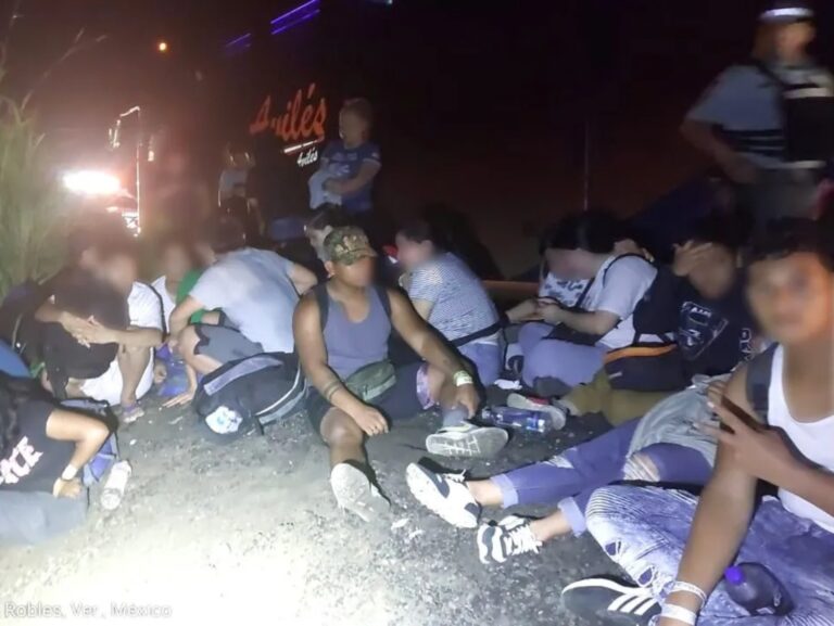 Se accidentan 27 migrantes en la autopista La Tinaja – Cosoleacaque