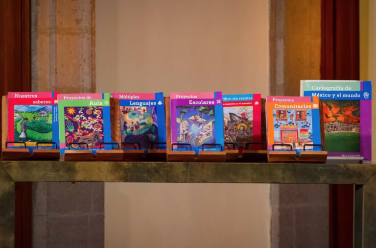 Queman libros de texto en Chiapas