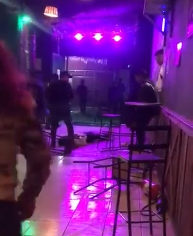 Se desata brutal pelea al interior de un bar en Tlaxcala