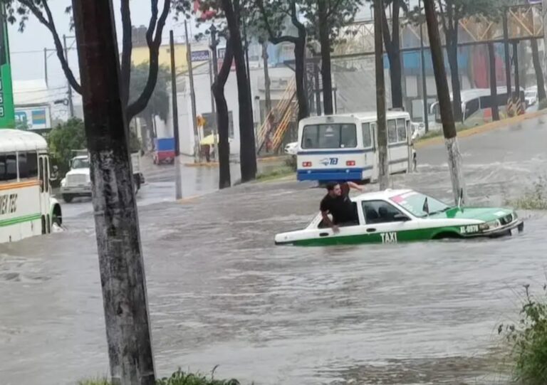 Calles inundadas, carros varados y encharcamientos dejó fuerte lluvia en Xalapa