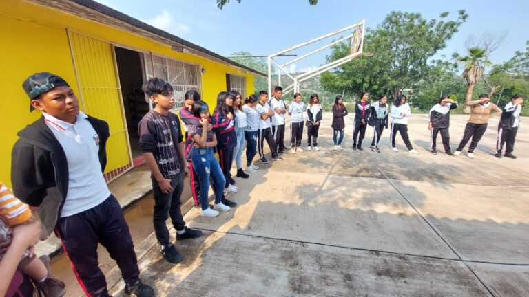 ¡Reciben clases entre goteras!