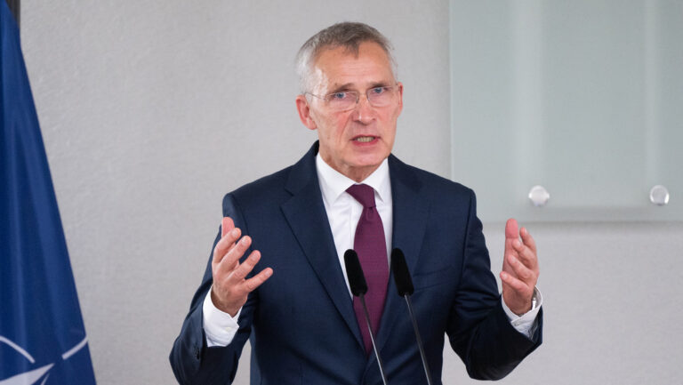 “La situación en el campo de batalla en Ucrania es más difícil de lo que esperábamos”: Jens Stoltenberg
