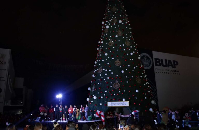 Encienden árbol navideño en el CCU 